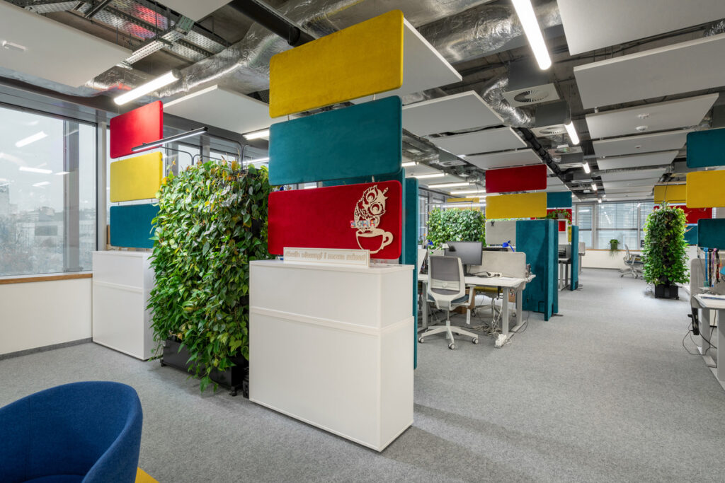 Neurodesign w przestrzeniach biurowych: Jak ogrody wertykalne zmieniają sposób pracy