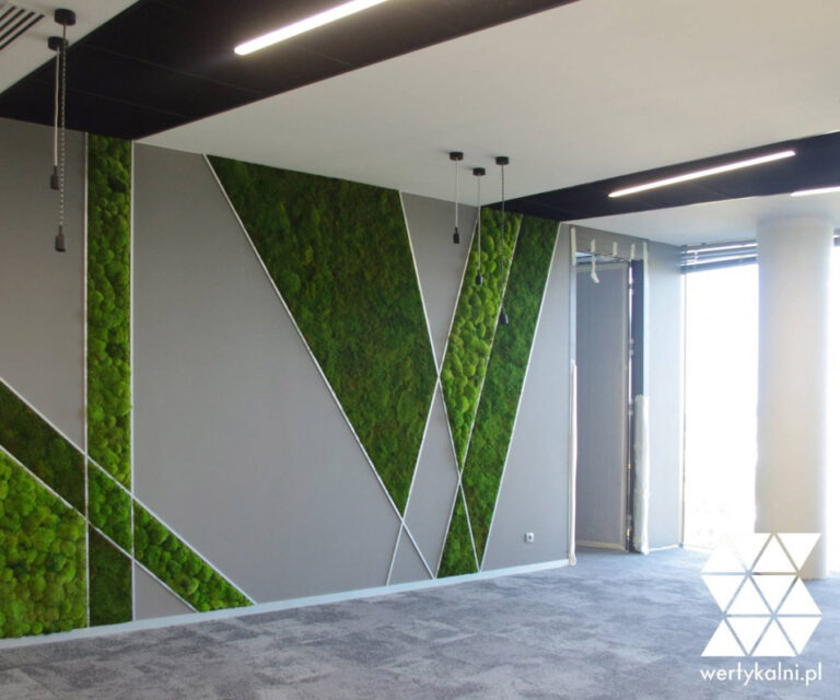 Mech leśny w formie geometrycznej dekoracji