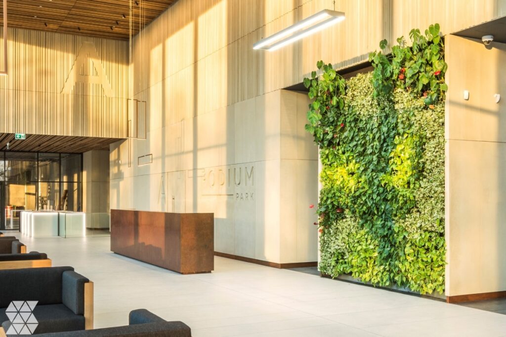 Ogród wertykalny w hallu biurowca Podium Park