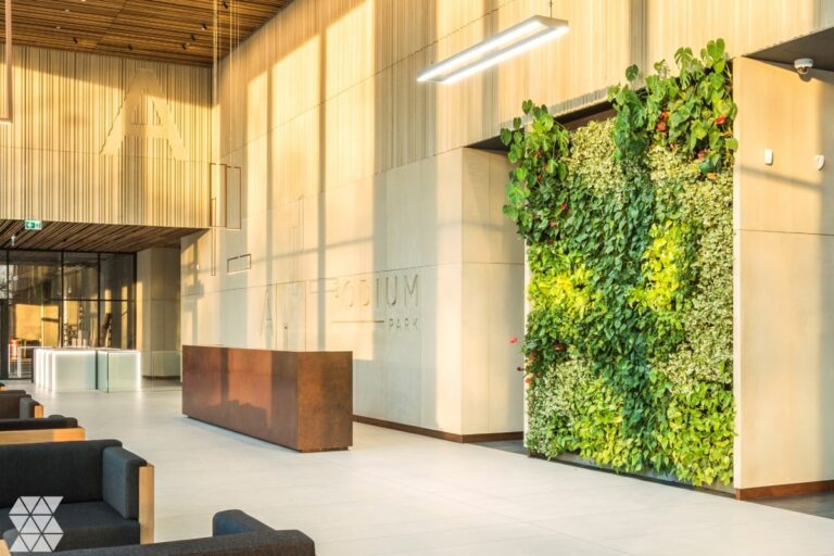Ogród wertykalny w hallu biurowca Podium Park