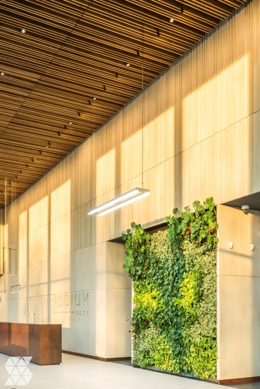 Ogród wertykalny w hallu biurowca Podium Park