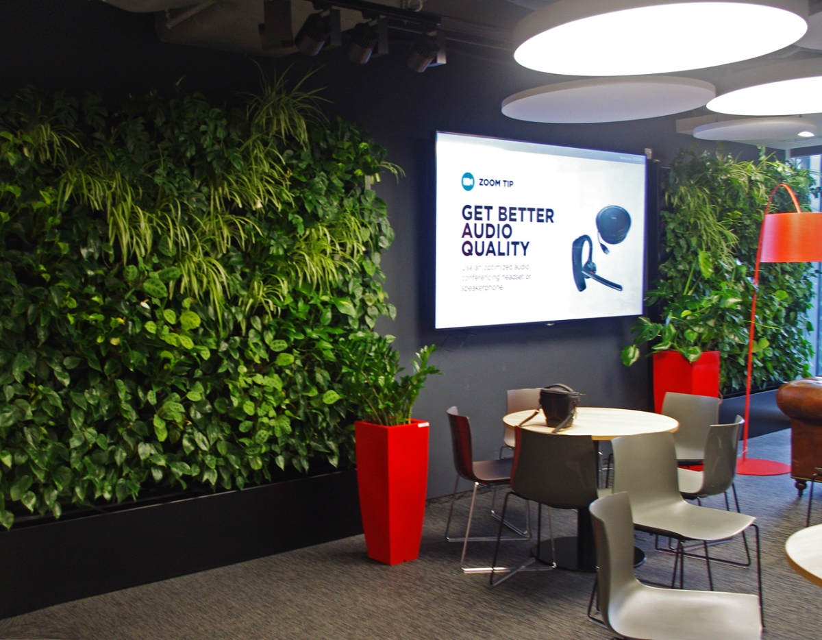 Ogród wertykalny w strefie relaksu - Equinix