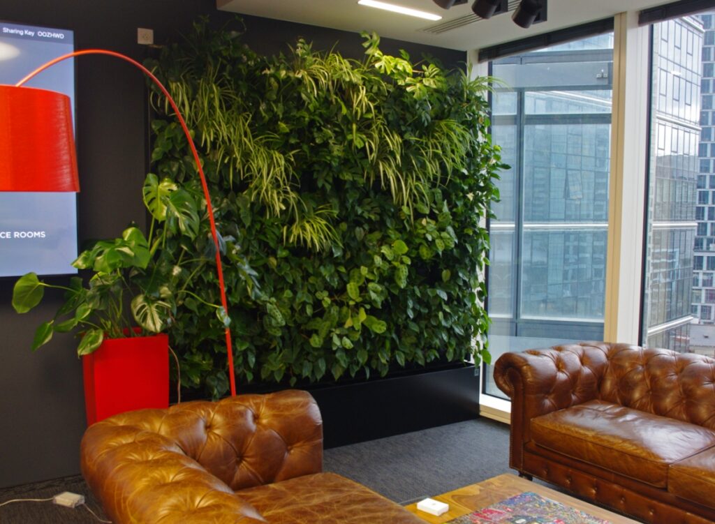 Ogród wertykalny w strefie relaksu - Equinix