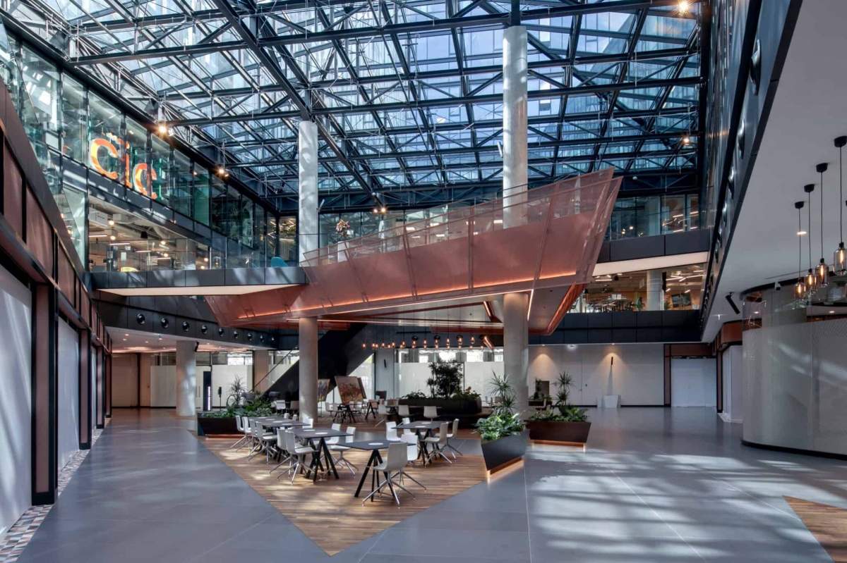 Ogrody wertykalne w strefie wejścia do budynków Varso 1&2