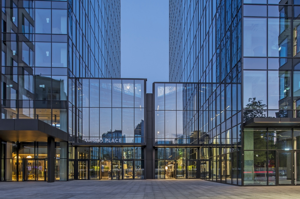 Ogrody wertykalne w strefie wejścia do budynków Varso 1&2