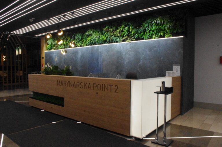 Ściana wertykalna w recepcji i kompozycje roślinne w strefie relaksu