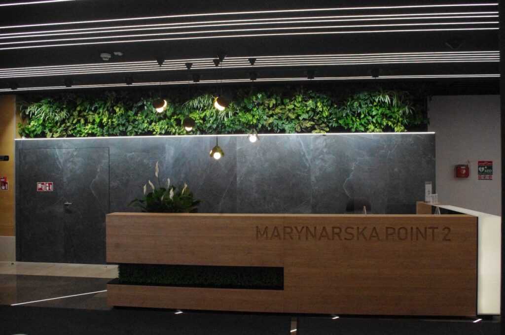 Ściana wertykalna w recepcji i kompozycje roślinne w strefie relaksu