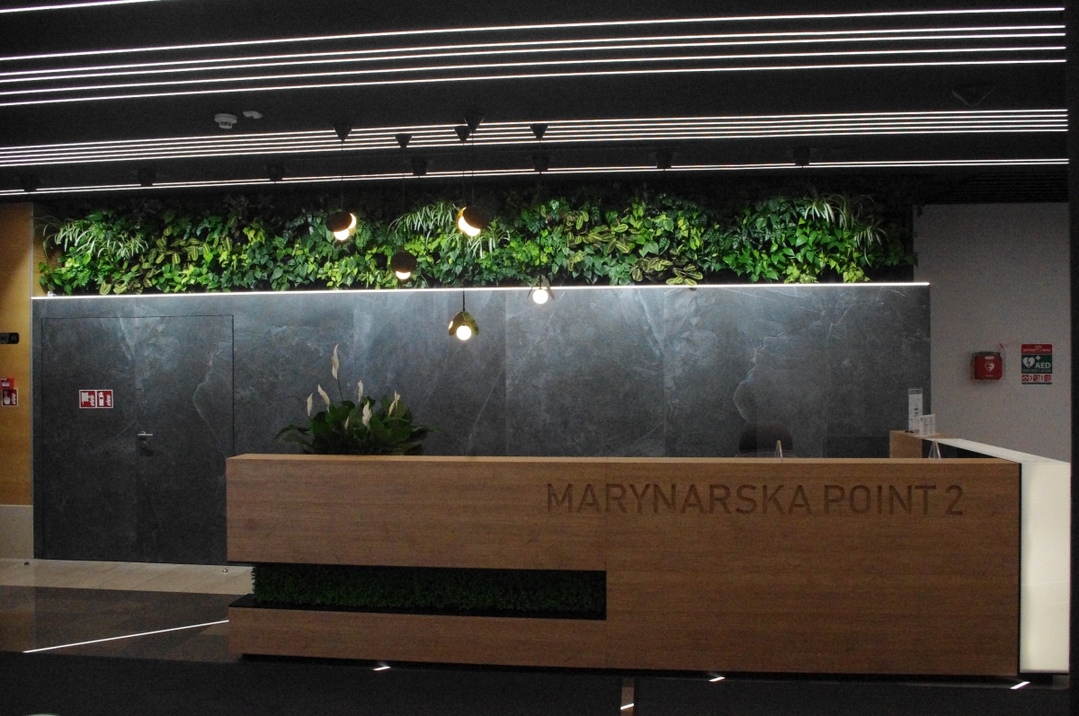 Ściana wertykalna w recepcji i kompozycje roślinne w strefie relaksu