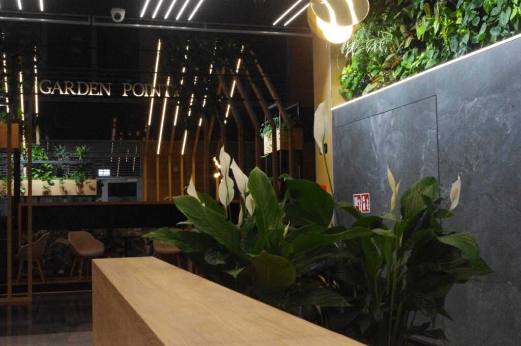 Ściana wertykalna w recepcji i kompozycje roślinne w strefie relaksu