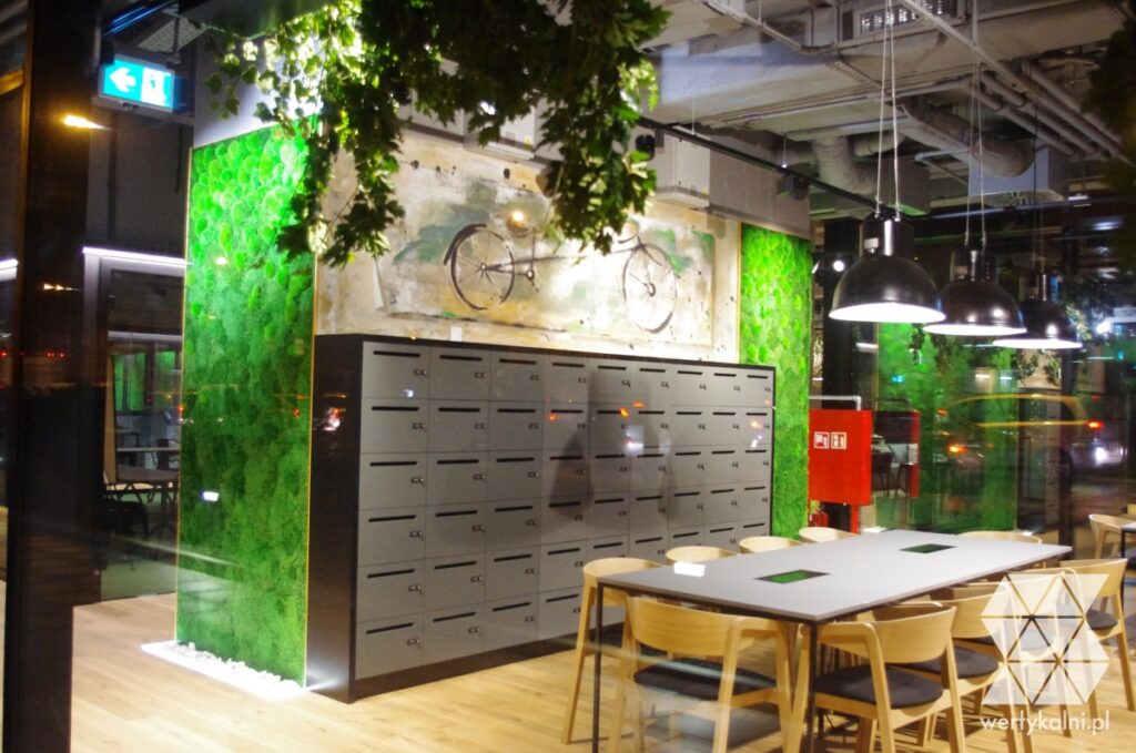 Ściany z mchu leśnego płaskiego oraz kępkowego w Business Link