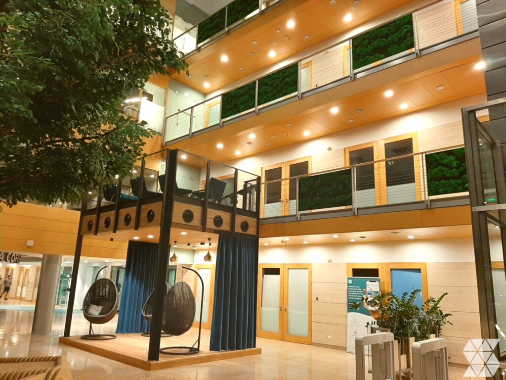 Ściany z roślin i mchu stabilizowanego w Tulipan House na Mokotowie