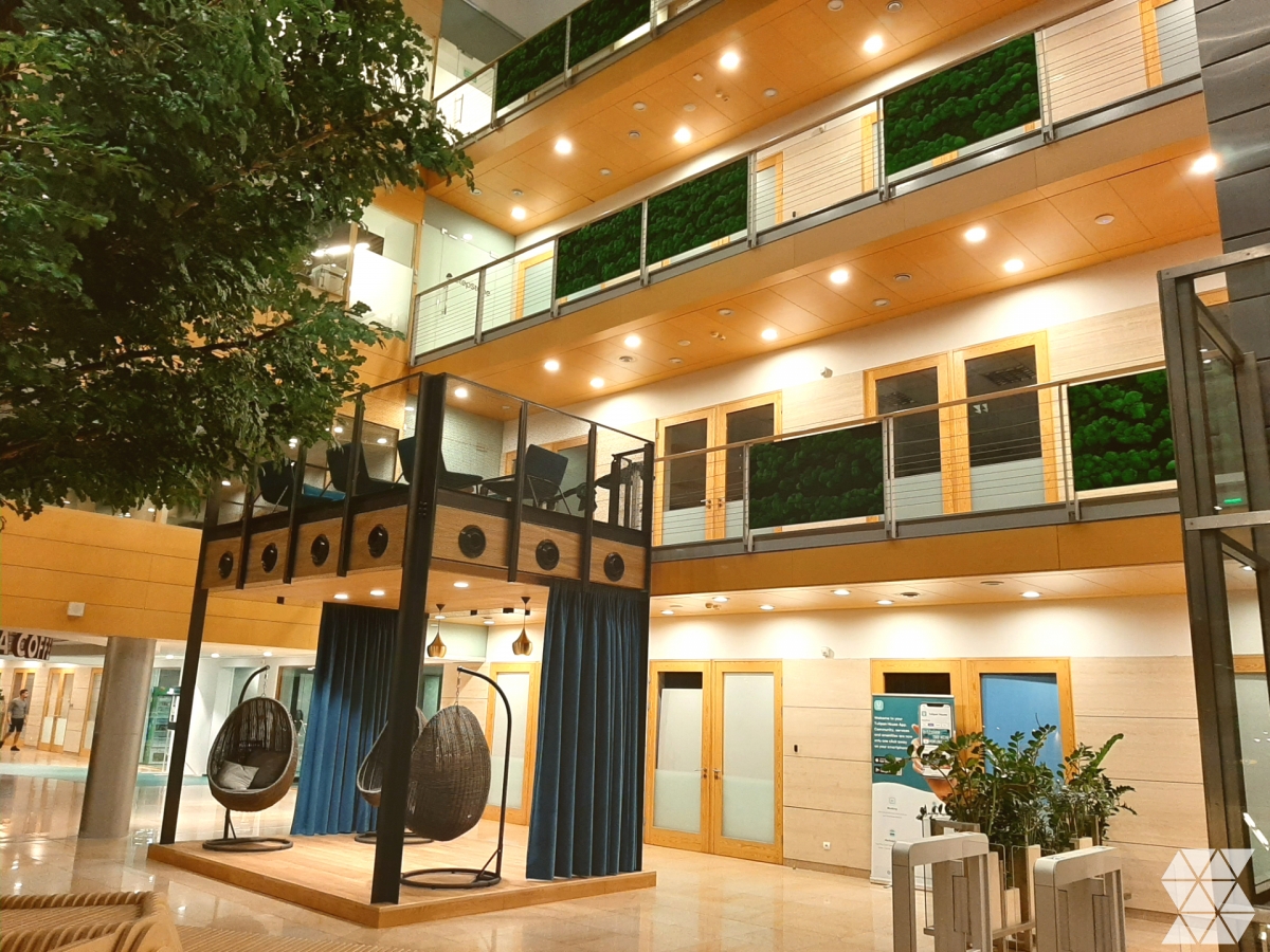 Ściany z roślin i mchu stabilizowanego w Tulipan House na Mokotowie