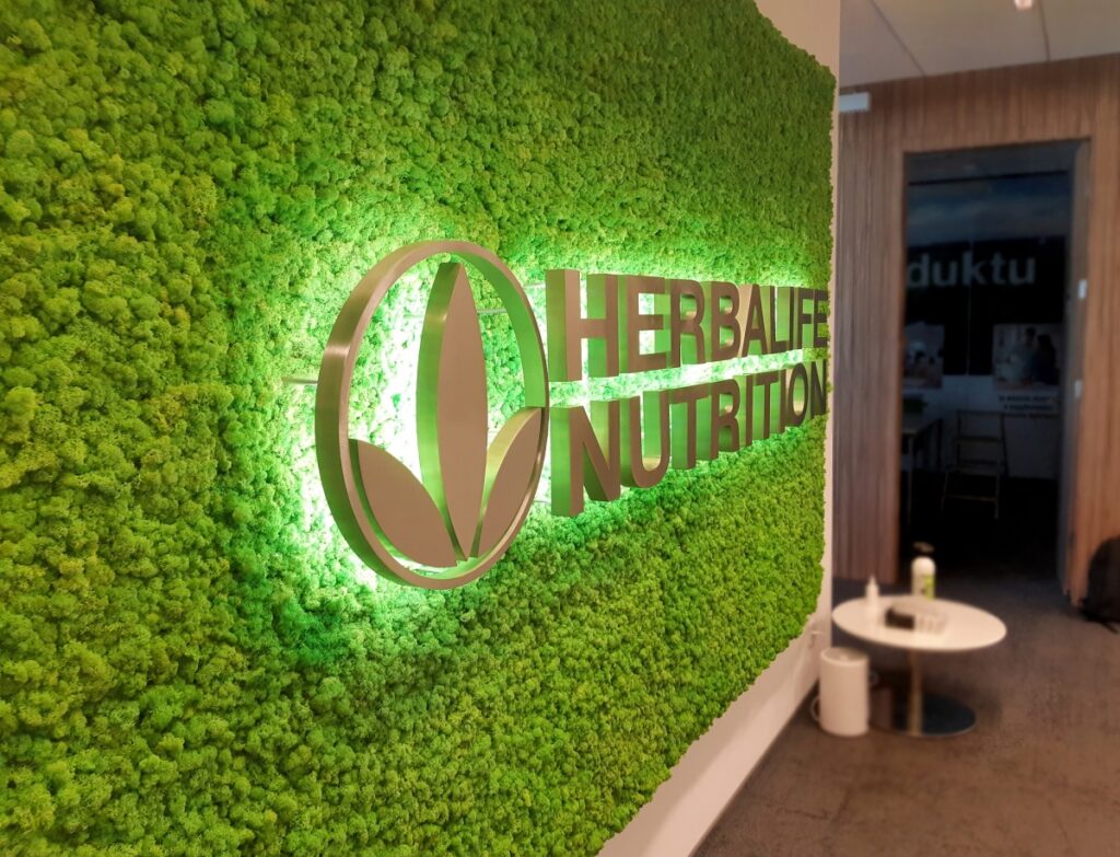 Zielona ściana w modelu subskrypcji i panel z mchu