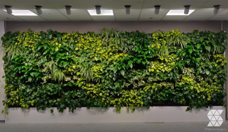 Zielona ściana w recepcji i strefie rekreacyjno-wypoczynkowej