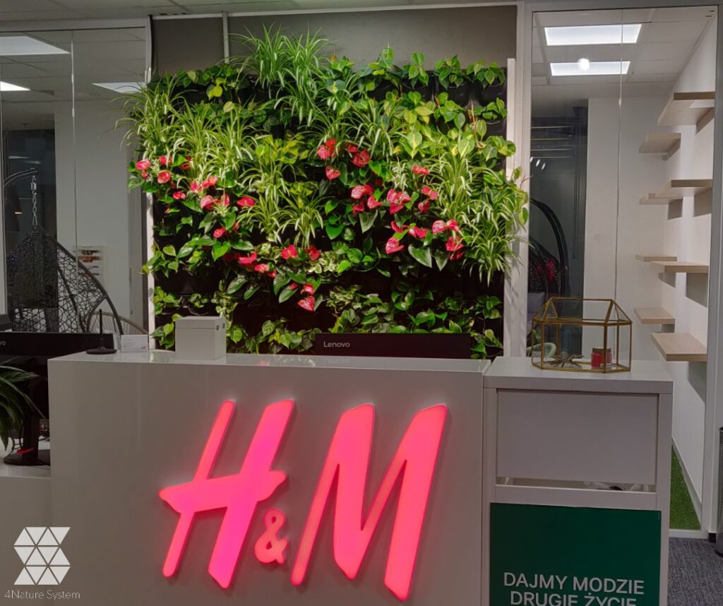 Zielona ściana w recepcji i strefie rekreacyjno-wypoczynkowej
