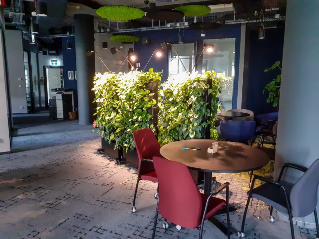 Zielone meble w biurze Arriva