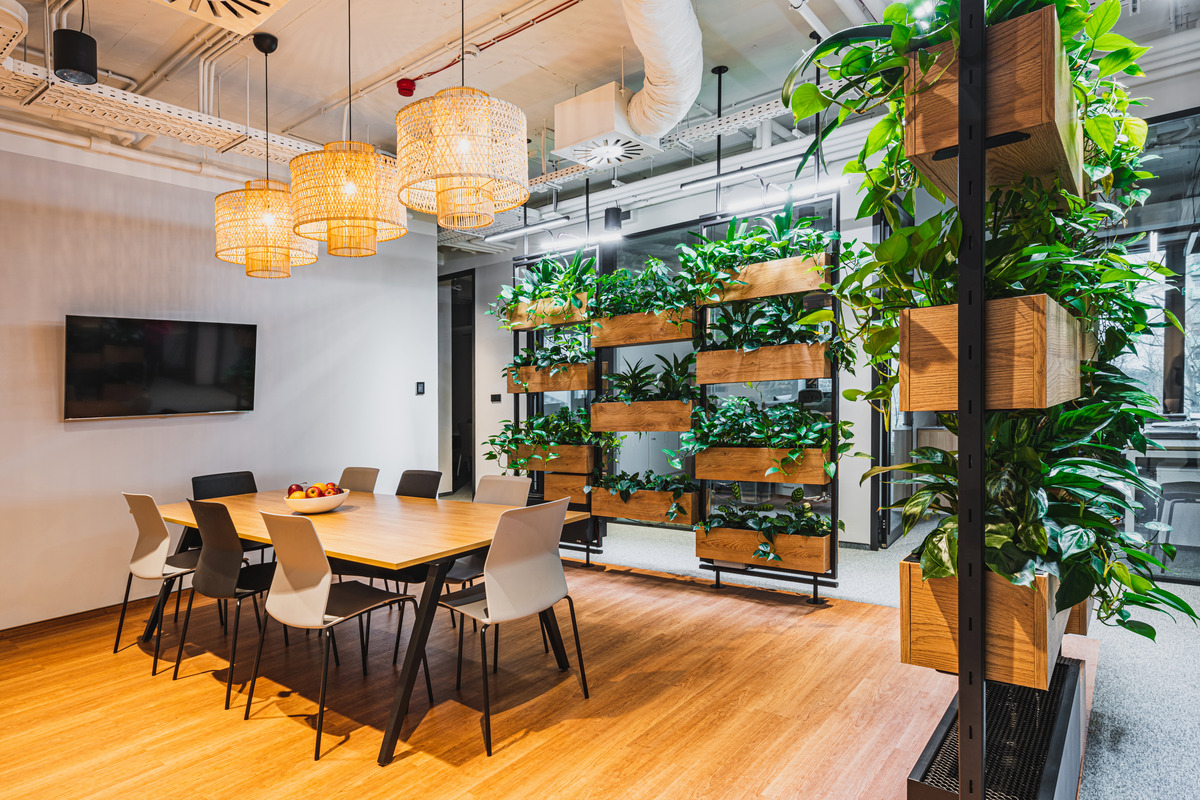 Ogrody wertykalne – co to jest i jaki jest koszt? Kompletny przewodnik po zielonych ścianach